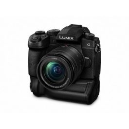 Cámara Lumix G con lente y grip.