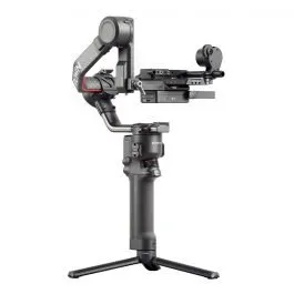 DJI RS 2 Pro: Estabilizador profesional de cámara diseñado para cineastas y creadores de contenido que buscan una solución avanzada para obtener tomas estables y cinematográficas. El DJI RS 2 Pro incluye un sistema de estabilización de 3 ejes, compatibilidad con cámaras de gran tamaño y capacidades de control remoto avanzadas. Su diseño liviano y duradero, junto con la opción de control inalámbrico y funciones inteligentes, lo convierte en una herramienta esencial para lograr resultados de alta calidad en grabaciones profesionales.