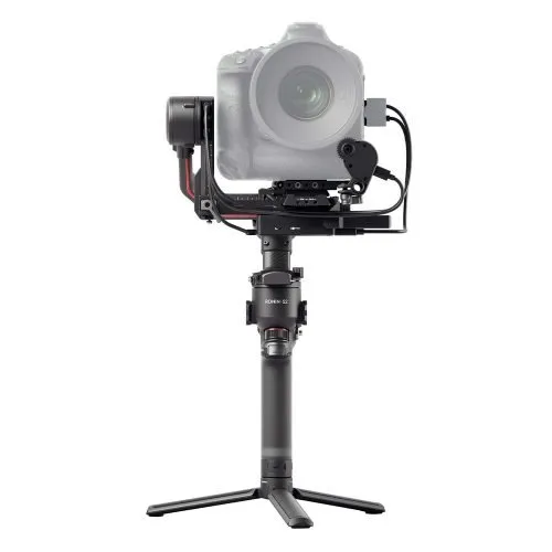 DJI RS 2 Pro: Estabilizador profesional de cámara diseñado para cineastas y creadores de contenido que buscan una solución avanzada para obtener tomas estables y cinematográficas. El DJI RS 2 Pro incluye un sistema de estabilización de 3 ejes, compatibilidad con cámaras de gran tamaño y capacidades de control remoto avanzadas. Su diseño liviano y duradero, junto con la opción de control inalámbrico y funciones inteligentes, lo convierte en una herramienta esencial para lograr resultados de alta calidad en grabaciones profesionales.