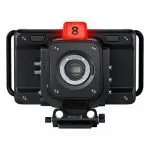 Vista lateral de la cámara Blackmagic Studio Camera Pro disponible en Provideo. Cámara compacta diseñada para producción en vivo, con sensor 4K, ISO de hasta 25,600, y pantalla táctil de 7 pulgadas. Ideal para transmisiones en directo y grabaciones cinematográficas.