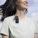 DJI Mic: Micrófono inalámbrico compacto y de alta calidad diseñado para grabar audio claro y nítido durante grabaciones de video. Con un sistema de transmisión sin cables, el DJI Mic es ideal para creadores de contenido, vloggers y cineastas que necesitan una solución de sonido portátil y fácil de usar. Ofrece una excelente calidad de sonido, baja latencia y un alcance de transmisión amplio, lo que lo convierte en una herramienta esencial para mejorar la calidad del audio en cualquier grabación.