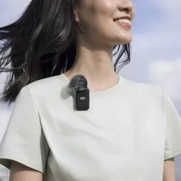 DJI Mic: Micrófono inalámbrico compacto y de alta calidad diseñado para grabar audio claro y nítido durante grabaciones de video. Con un sistema de transmisión sin cables, el DJI Mic es ideal para creadores de contenido, vloggers y cineastas que necesitan una solución de sonido portátil y fácil de usar. Ofrece una excelente calidad de sonido, baja latencia y un alcance de transmisión amplio, lo que lo convierte en una herramienta esencial para mejorar la calidad del audio en cualquier grabación.