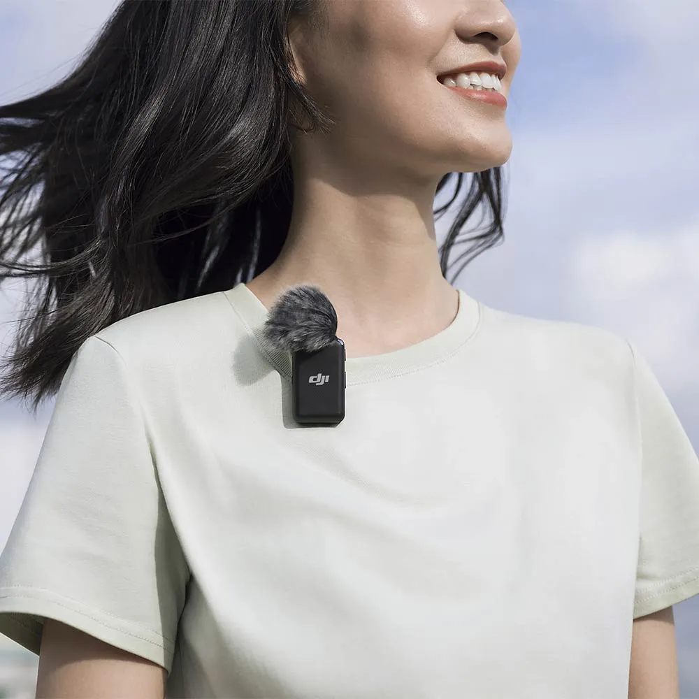 DJI Mic: Micrófono inalámbrico compacto y de alta calidad diseñado para grabar audio claro y nítido durante grabaciones de video. Con un sistema de transmisión sin cables, el DJI Mic es ideal para creadores de contenido, vloggers y cineastas que necesitan una solución de sonido portátil y fácil de usar. Ofrece una excelente calidad de sonido, baja latencia y un alcance de transmisión amplio, lo que lo convierte en una herramienta esencial para mejorar la calidad del audio en cualquier grabación.