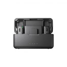 DJI Mic: Micrófono inalámbrico compacto y de alta calidad diseñado para grabar audio claro y nítido durante grabaciones de video. Con un sistema de transmisión sin cables, el DJI Mic es ideal para creadores de contenido, vloggers y cineastas que necesitan una solución de sonido portátil y fácil de usar. Ofrece una excelente calidad de sonido, baja latencia y un alcance de transmisión amplio, lo que lo convierte en una herramienta esencial para mejorar la calidad del audio en cualquier grabación.