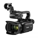 Videocámara profesional Canon XA60, compacta y ligera, con sensor CMOS de 1/2.3" y zoom óptico de 20x. Graba en 4K UHD y Full HD, con estabilización de imagen óptica y electrónica, ideal para producciones documentales y periodísticas.