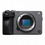 Vista frontal de la cámara Sony FX30 Cinema disponible en Provideo. Cámara compacta con sensor APS-C de 26.1MP, capaz de grabar video en 4K hasta 120fps. Ideal para cineastas y creadores de contenido que buscan calidad profesional a un precio accesible.