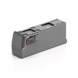 Imagen de la batería de vuelo inteligente del DJI Avata 2 en un entorno estilo 'lifestyle'. Accesorio de alto rendimiento diseñado específicamente para maximizar el tiempo de vuelo del dron DJI Avata 2.