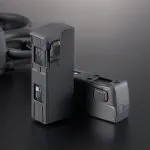 Imagen de la batería de vuelo inteligente del DJI Avata 2 en un entorno estilo 'lifestyle'. Accesorio de alto rendimiento diseñado específicamente para maximizar el tiempo de vuelo del dron DJI Avata 2.