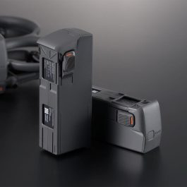 Imagen de la batería de vuelo inteligente del DJI Avata 2 en un entorno estilo 'lifestyle'. Accesorio de alto rendimiento diseñado específicamente para maximizar el tiempo de vuelo del dron DJI Avata 2.