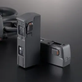 Imagen de la batería de vuelo inteligente del DJI Avata 2 en un entorno estilo 'lifestyle'. Accesorio de alto rendimiento diseñado específicamente para maximizar el tiempo de vuelo del dron DJI Avata 2.