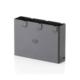 Imagen del centro de carga bidireccional DJI Avata 2 en un entorno moderno. Accesorio diseñado para cargar múltiples baterías de manera eficiente y también servir como fuente de energía para otros dispositivos.