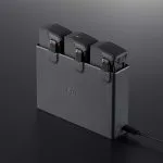Imagen del centro de carga bidireccional DJI Avata 2 en un entorno moderno. Accesorio diseñado para cargar múltiples baterías de manera eficiente y también servir como fuente de energía para otros dispositivos.