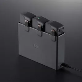 Imagen del centro de carga bidireccional DJI Avata 2 en un entorno moderno. Accesorio diseñado para cargar múltiples baterías de manera eficiente y también servir como fuente de energía para otros dispositivos.