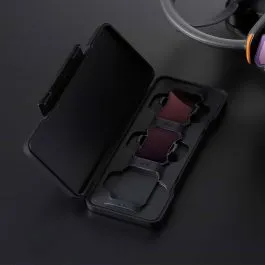 Imagen del juego de filtros ND (ND8/16/32) para el DJI Avata 2 en un entorno profesional. Accesorio diseñado para reducir la cantidad de luz que entra en la cámara, permitiendo ajustes creativos y una mayor calidad en las tomas aéreas.
