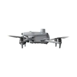 Drone cuadricóptero gris sobre fondo blanco