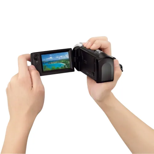Manos sosteniendo videocámara con pantalla abatible
