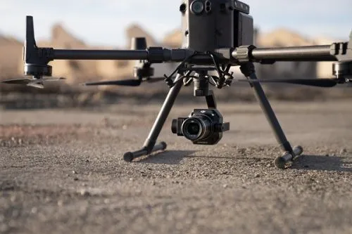Dron profesional con cámara sobre terreno desértico