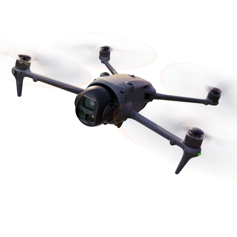 Drone cuadricóptero con cámara en vuelo