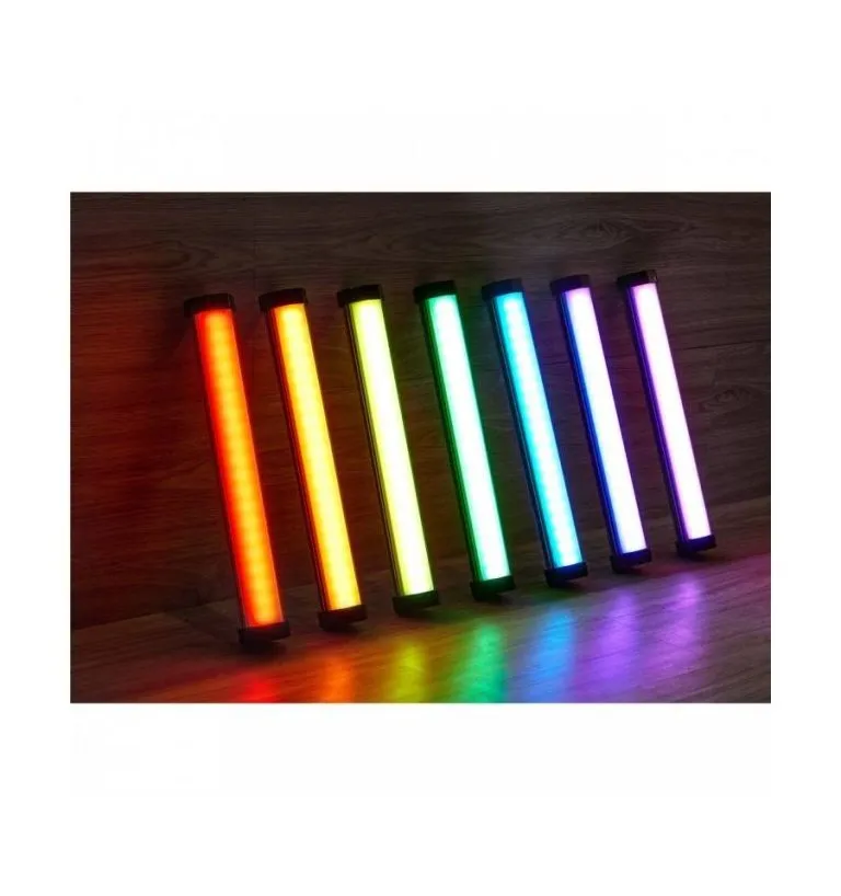 Barras LED de colores sobre suelo de madera