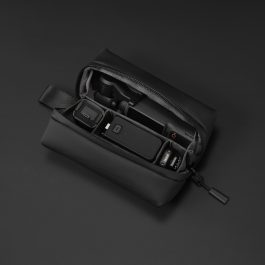 Estuche negro con accesorios de cámara compacta