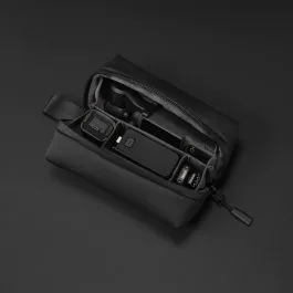 Estuche negro con accesorios de cámara compacta