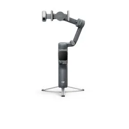 Estabilizador DJI Osmo con trípode sobre fondo blanco