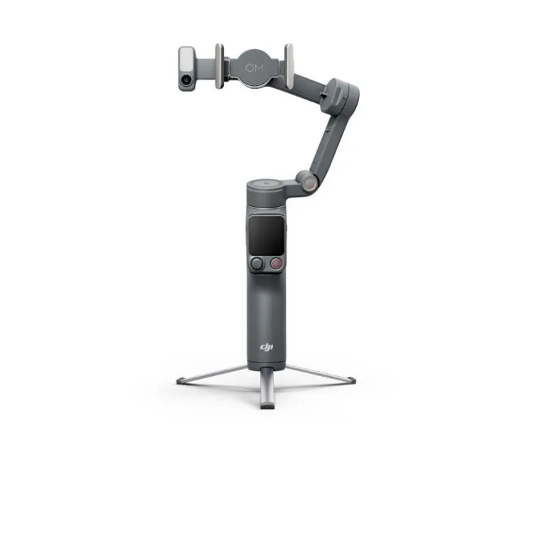 Estabilizador DJI Osmo con trípode sobre fondo blanco
