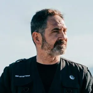 Hombre con barba mirando al horizonte