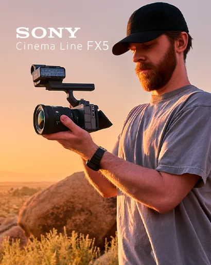 Hombre grabando con cámara Sony FX5 al atardecer